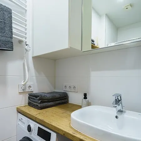 Modern Rustic In Center-prime Apartment *